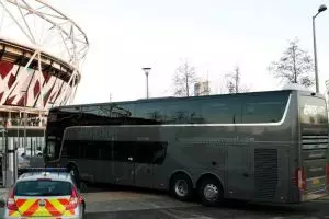 7 Penampakan mewah bus Manchester United, ada oven hingga kulkas