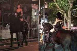 Cewek cantik ini malam-malam keliling kota naik kuda, bikin heboh