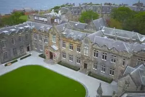 Jadi mahasiswi rantau, putri miliarder ini sewa 12 pembantu