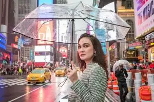 Putus cinta, 3 seleb ini pilih liburan ke luar negeri bareng sahabat