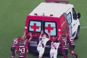 Pesepak bola cedera, ambulans tim medis ini malah mogok di lapangan