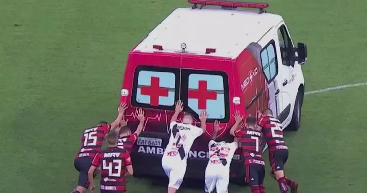 Pesepak bola cedera, ambulans tim medis ini malah mogok di lapangan
