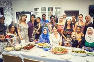 Terbitkan buku resep, ini 5 momen Meghan Markle masak bareng emak-emak