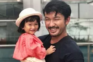 Ini curhat sedih 4 seleb tinggalkan anak demi kerja, berurai air mata