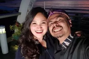 8 Momen mesra Wendi Cagur & istri, dari prewed hingga 8 tahun menikah