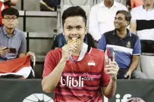 Aksi Ginting ragu-ragu melepas kaus usai juara China Open, kocak abis