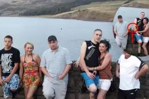 Potret keluarga ini ada yang aneh, kisah di baliknya bikin merinding