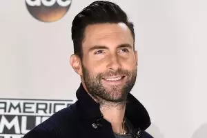 13 Potret transformasi mengagumkan Adam Levine, bikin cewek jatuh hati
