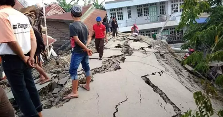 Dampak gempa Palu jalan naik setinggi rumah, videonya bikin merinding
