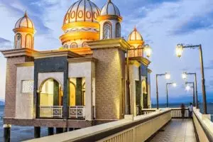 Diterjang gempa dan tsunami, masjid terapung di Palu tetap kokoh