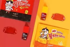 Kolaborasi unik camilan & kosmetik ini hadirkan makeup mi samyang