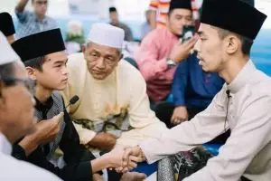 Usia 14 tahun, bocah ini mandikan jenazah ayah & nikahkan dua kakaknya