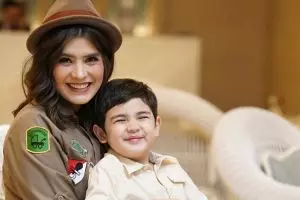 Jarang terekspos, ini 6 potret tampan Navies Naif suami Carissa Puteri