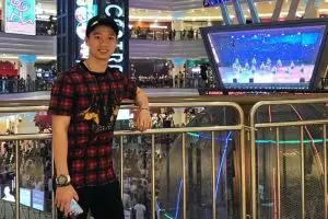 Terlihat biasa, harga 10 kaus Kevin Sanjaya ini di atas Rp 4,8 juta