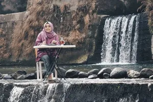 5 Restoran ini sajikan sensasi makan sambil nyemplung di sungai