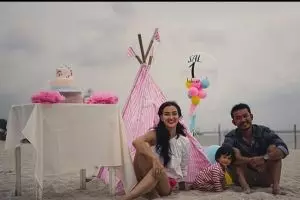 10 Potret mesra pasangan Rio Dewanto-Atiqah Hasiholan, jauh dari gosip