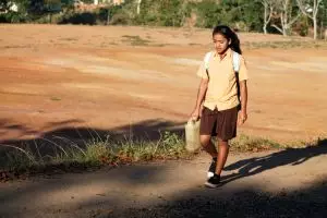 Siswa di desa ini bawa air sendiri untuk keperluan kamar mandi