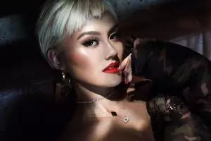 Tak melulu mewah, ini 10 fashion item Agnez Mo di bawah Rp 500 ribu
