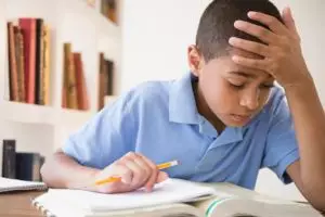 Kesulitan kerjakan PR, yang dilakukan bocah ini bikin geleng-geleng