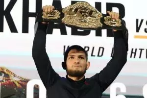 Nikah & punya 2 anak, potret wajah istri Khabib bikin publik penasaran