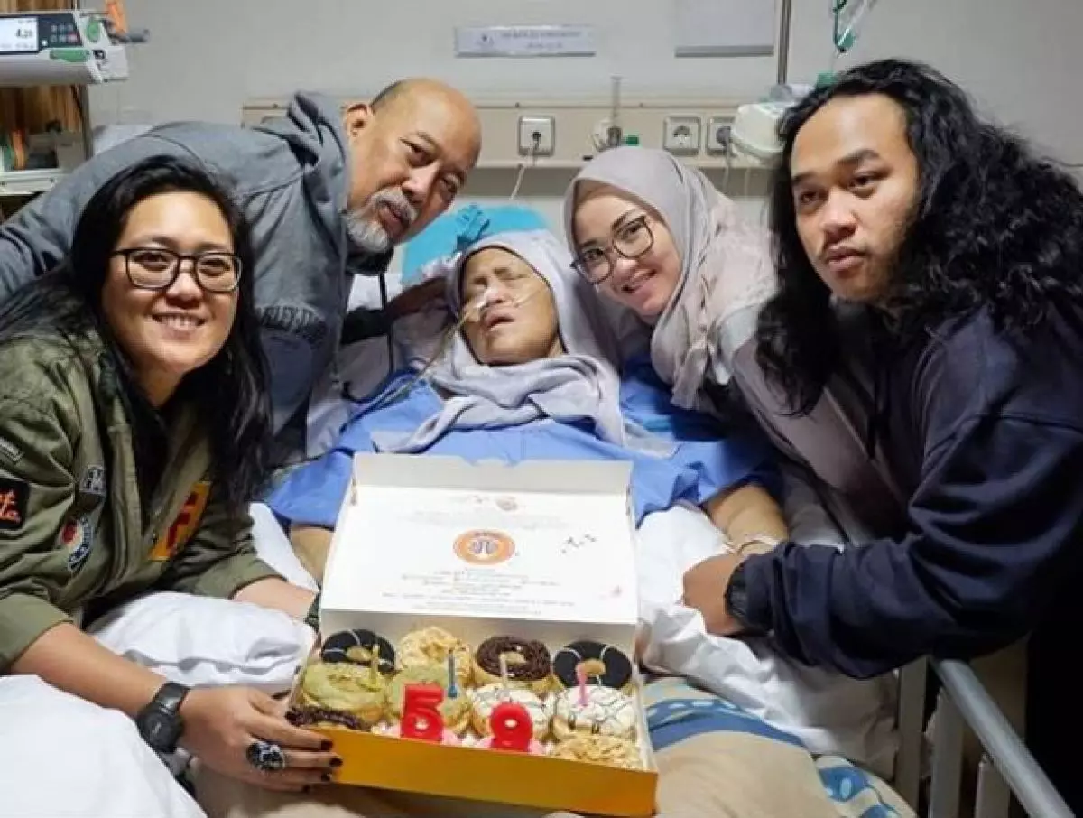 Ini ekspresi sedih 3 anak Indro Warkop usai ditinggal ibunda tercinta