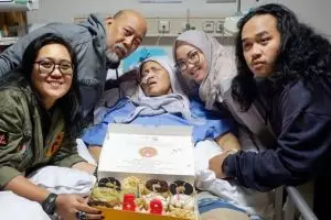 Ini ekspresi sedih 3 anak Indro Warkop usai ditinggal ibunda tercinta