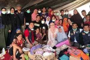 12 Momen Adelia Pasha berbaur dengan pengungsi gempa Palu