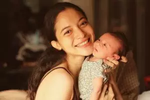 Jadi ibu baru, ini 8 momen Putri Marino bersama putrinya