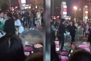 Lamar satu wanita sama di waktu bersamaan, aksi dua pria ini memalukan