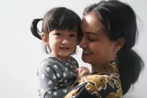 3 Seleb ini ungkap alasan tak tindik telinga putrinya, kenapa ya?