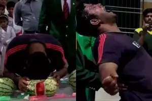 Pria ini pecahkan 49 semangka dengan kepala dalam 1 menit, sangar abis
