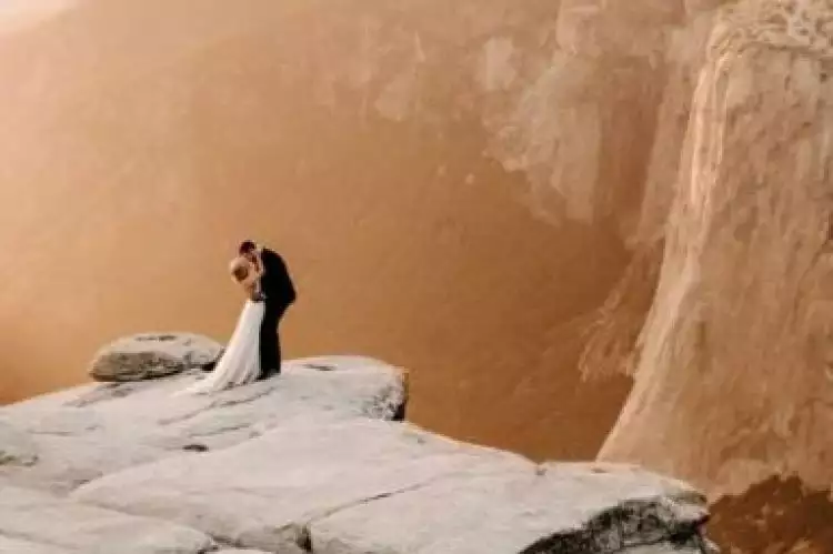 Super romantis, 5 foto prewedding di pinggir jurang ini mengagumkan