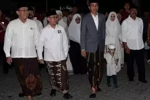 Momen Hari Santri, intip 9 penampilan Jokowi bersarung di acara resmi
