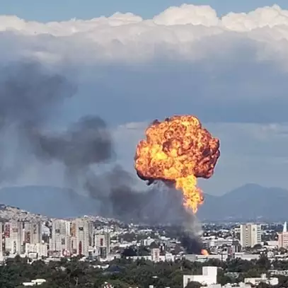 7 Foto mencengangkan pabrik alkohol meledak, bola api terbang ke udara