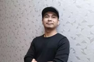 10 Pose editan Raditya Dika bareng seleb dunia, bikin cekikikan