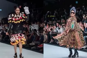 Gaya 13 seleb lenggak-lenggok di catwalk Jakarta Fashion Week 2018