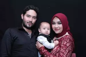 Akting pria beringas, ini 10 pose konyol Donny Michael di luar lokasi