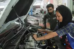 8 Potret kegigihan Uzma Nawaz, montir wanita pertama di Pakistan