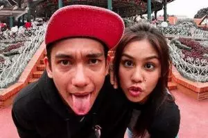 Romantis ala Adipati Dolken & Vanesha, 9 foto pose konyol ini buktinya
