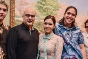 Jatuh ke pelukan pengusaha, 5 seleb cantik ini pilih nikah diam-diam