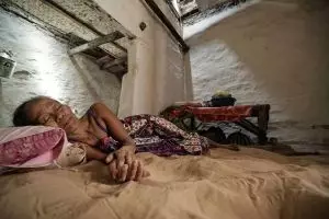 Tradisi di Madura ini unik banget, siang malam tidur beralas pasir