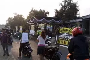 Warga tuntun motor lewat rumah Jannatun korban Lion air, bentuk hormat