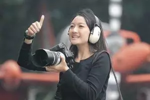 Sandriani Permani, fotografer wanita di balik foto epik pesawat TNI AU