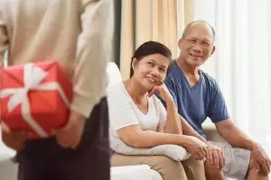 3 Pertanyaan ini bikin grogi saat ketemu calon mertua, cowok paham nih