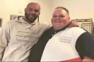 Pria ini dapat larangan masuk restoran, alasannya bikin salut