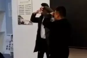 Gagal capai target penjualan, perusahaan hukum karyawan makan kecoak