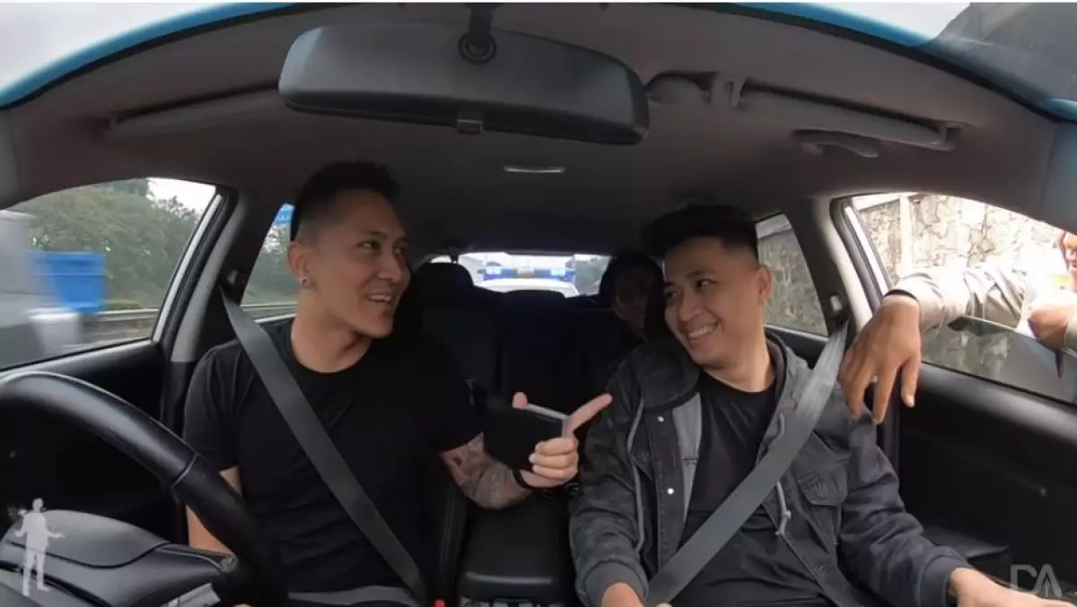 Nge-vlog sambil nyetir, mobil Demian dikejar & dihentikan polisi