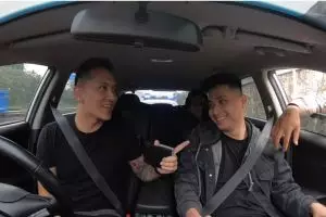 Nge-vlog sambil nyetir, mobil Demian dikejar & dihentikan polisi