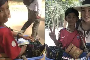 Kisah bocah penjual souvenir mahir 10 bahasa ini bikin salut