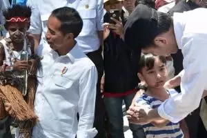 10 Momen Jokowi akrab dengan anak kecil, kerap digendongnya
